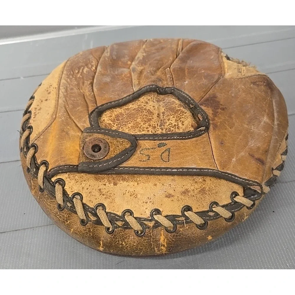 vintage catchers mitt glove unknown brand or year baseball collectible VTG cool